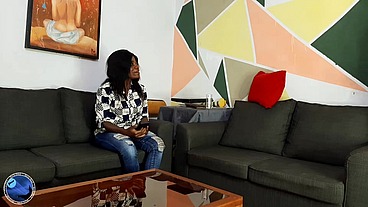 femme au foyer africaine paye le réparateur d'ordinateur avec du sexe