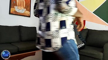 femme au foyer africaine paye le réparateur d'ordinateur avec du sexe