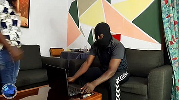 femme au foyer africaine paye le réparateur d'ordinateur avec du sexe