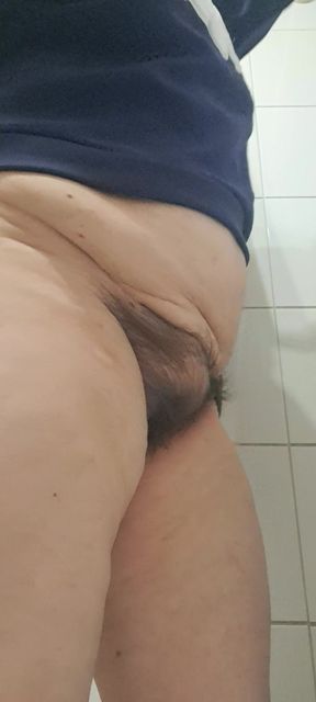finishing masturbating in the bathroom urinating mature milf