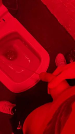 I went to the toilet in the club to pee and jerk off