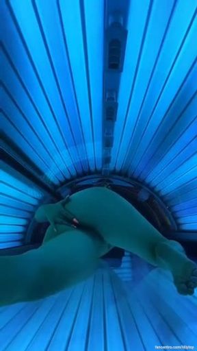 PUSSY FUCK 🔥Babe, I think I went too far this time 🤤but I banged my pussy with my glass dildo in the tanning saloon so good and juicy that I will do it again 😈🔥