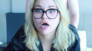 饥渴荡妇在激烈的肛交后吮吸阴茎