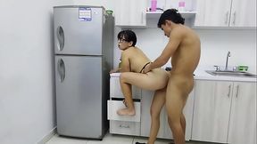 RICA Y APRETADITA MI CU&Ntilde_ADA EN LA COCINA MIENTRAS MI HERMANASTRO DESCANSA