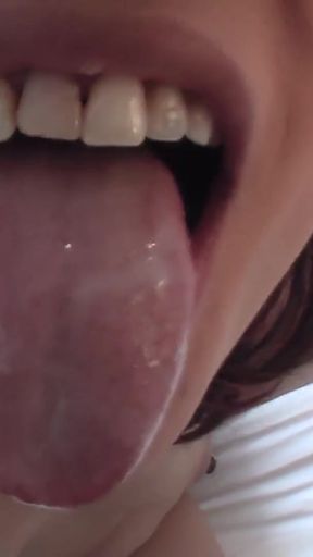 Emotional moment from "Asiatica  faz o seu primeiro casting a chupar o pau amador"