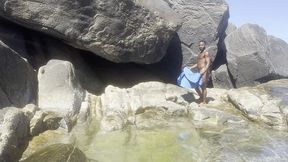fui a praia, e me deparei com esse preto gostoso e ai nao teve jeito fui la e enchi seu rabao de porra ??