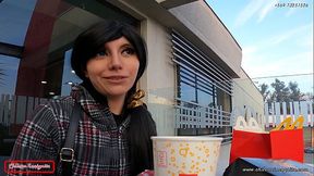 Famosa Youtuber latina va al McDonald y termina con salsa sobre ella - &quot_ES MUY GRANDE, METEMELO TODO&quot_