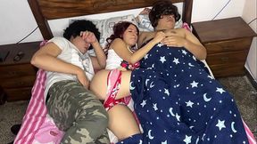 Siento que el Amigo de mi Novia se La Esta Follando al lado Mio cuando le Compartimos Dormitorio por Necesidad NTR