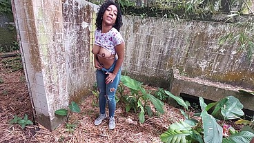Colombiana Acepta Tener Sexo en una Casa Abandonada
