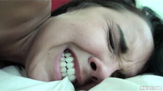 Fututul anal hardcore întinde fundul dornic al lui Dillion Harper