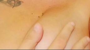 Una sexy milf con lingerie a rete