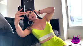 Videollamada caliente, milf se masturba con juguete nuevo y se moja dur&iacute_simo.
