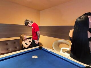 Partida de cartas entre amigos que terminó en una gran orgía salvaje - SPACE PRODUCTIONS