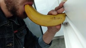 Te Gustaria Que Esta Banana Fuera Tu Verga, Y Que Sacase Tu Leche Explotando En Mi Boca