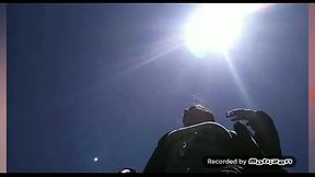 Caliente colombiana se masturba en publico