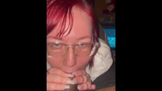 POV de una MILF amateur de OnlyFans chupando polla