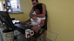 nicoly mattos nao resistiu e deu o cuzinho no sofa da recepcao depois de mamar o pau do chefe no escritorio