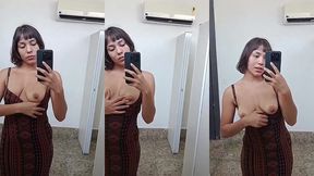 mostrando os meus peitos no espelho do banheiro ( no meu trabalho )