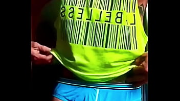 Hombre heterosexual muy sexy en sus primeras escenas porno gay