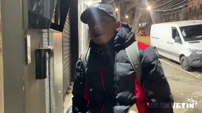 fui fazer uma entrega e o cliente me fez esperar !!! claro que comi o cuzinho dele pra ele aprender a nao deixar ninguem esperando