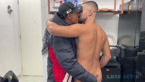 fui fazer uma entrega e o cliente me fez esperar !!! claro que comi o cuzinho dele pra ele aprender a nao deixar ninguem esperando