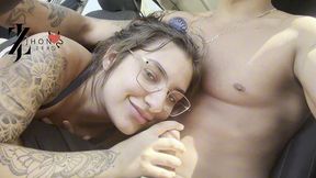 boquete molhado sem parar dentro do carro em movimento