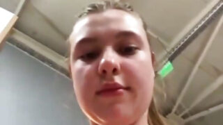 拥有丰满天然乳房的业余少女使用玩具独自自慰