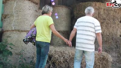 Reife Milf fickt mit ihrem Mann auf dem Bauernhof