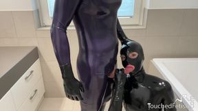 Latex Catsuit Mia milf wird gefickt und verschmiert bis sie gagged gushing cum abkriegt