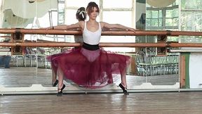 Russian bombshell Alla Zadornaya's seductive moves will leave you breathless!