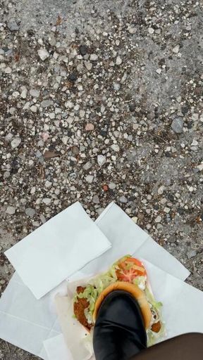 Lo schiavo che mangia gli avanzi schiacciati dalla Dea..
