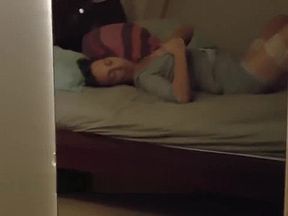 Superbe milf se fait réveiller pour de la bonne baise