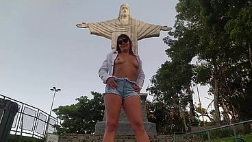 Gostosa dos seios lindos fazendo sexo e exibicionismo em famoso ponto turístico