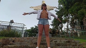 Gostosa dos seios lindos fazendo sexo e exibicionismo em famoso ponto turístico