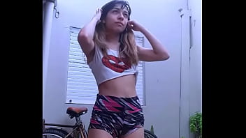 Bonneyuwu - 3:16 mojandome en el patio con agua helada