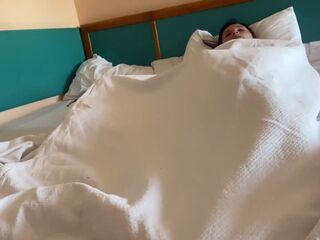 СТУДЕНТКА ИГРАЯСЬ ЧЁРНЫМ ДИЛДО НЕ ЗАМЕТИЛА КАК ПОШЕЛ СКВИРТ, ПОСТЕЛЬНОЕ МОКРОЕ