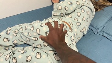 ENTEADA SEDUZ PADRASTO ASSISTINDO PORNÔ DE PORTA ABERTA