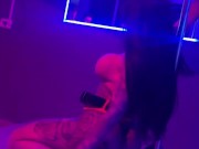 Pampam dançando na boate, pra vários machos.