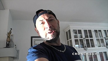 UNE BONNE GROSSE BITE A SUCER AUX COUILLES PLEINES