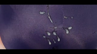 mi piace farmi sporcare il legging di sborra calda sul culo
