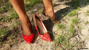 businesswoman loses her red shoe in the mud HD mp4 1920x1080 copy