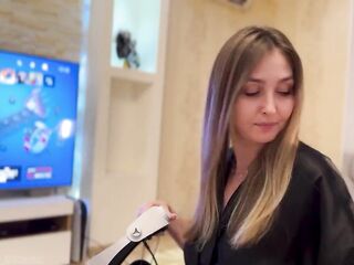 Tricky stepson bangs his stupid stepmom during the time that this babe's in virtual reality