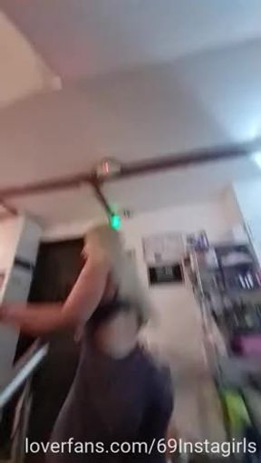 Una paisa operada pero bien puesta. Miren y opinen. Que más podríamos ver?