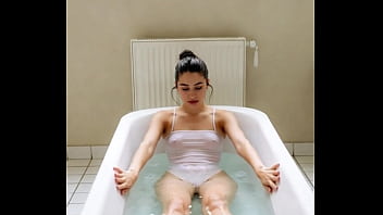 Mi Rutina de Ba&ntilde_o en Privado | AI Girl