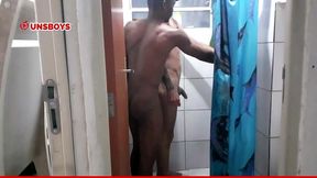 broderagem entre amigos dotados no banho e gozando l subscreva no canal
