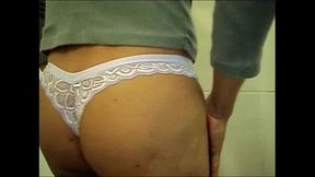 Mostrando a marquinha de fio dental (20120016) cdspbisexual