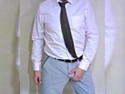 CORBATA MARRON, CAMISA ROSA Y PANTALON GRIS, PARTES BAJAS