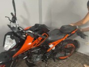 Me pongo muy caliente y me masturbo mientras lavo la moto de mi jefe