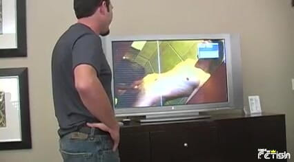 Skinny dude calls the room service guy to repair tv and blows his big dick