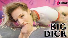 Blonde bombshell gets a tattooed tongue-down from behind